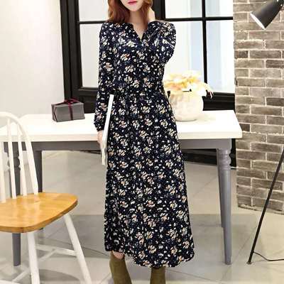 時(shí)尚與實(shí)惠并行 名品折扣店中的浪漫一身長袖打底連衣裙與皮革制品